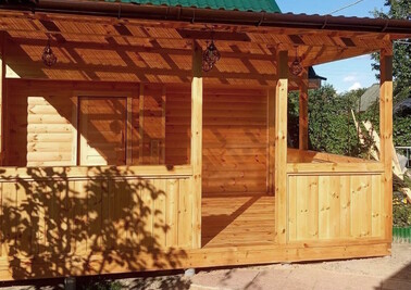 Веранда из дерева для бани